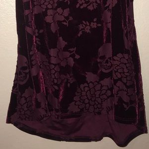 4 / $20 Teenage Runaway Crushed velvet Skull Top